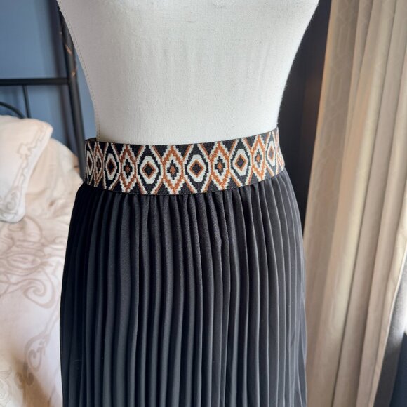 Boho Pleated Black Maxi Skirt - Picture 2 of 7